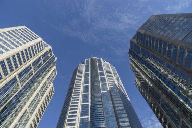 Mavi gökyüzü ve arkaplan için bulutları olan soyut bina perspektifi - ürün üzerinde görüntüleme veya montaj için kullanılabilir