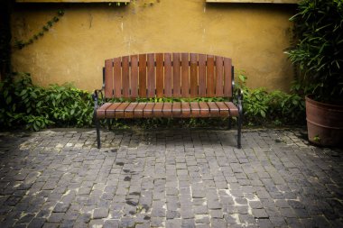 Klasik filtresi olan parktaki soyut eski ahşap sandalye ürün üzerinde görüntülemek veya montaj yapmak için kullanılabilir