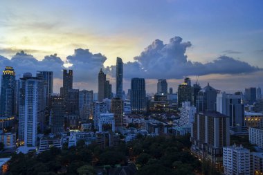 Bulutlu ve alacakaranlık zamanına sahip soyut şehir manzarası - ürün üzerinde görüntü veya montaj için kullanılabilir