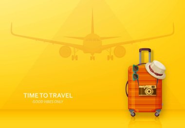 Seyahat kavramı bavul, güneş gözlüğü, şapka ve kamera üzerinde mavi arka plan ile. Arkadaki uçağı