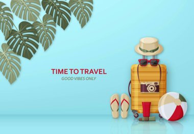 Yaz seyahat kavramı ile bavul, güneş gözlüğü, şapka, fotoğraf makinesi ve plaj topu monstera zemin üzerine bırakır