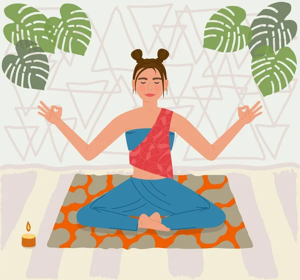 Молодая женщина сидит в позе йоги на коврике и медитирует дома. Девушка улыбается, закрывая глаза. Векторная иллюстрация — стоковый вектор