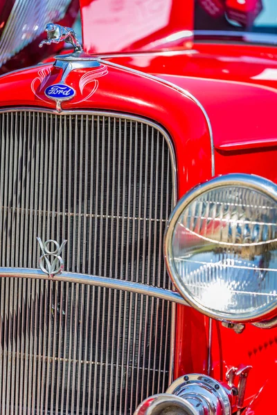 Ford Model 18 DeLuxe Roadster 1932 — стоковое фото