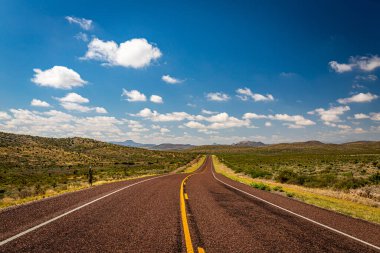Brewster County, Teksas 'ta 385 no' lu otobandan güneye doğru bir manzara..