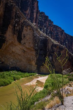 Teksas 'taki Big Bend Ulusal Parkı' ndaki Santa Elena Kanyonu ve Rio Grande Nehri ABD ile Meksika arasındaki sınırı oluşturur..