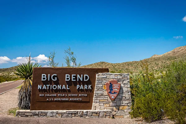 Texas 'taki Big Bend Ulusal Parkı' nın 385 numaralı kuzey girişine gelen ziyaretçileri selamlayın..