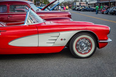 Jesup, GA - 17 Mart 2018: Jesup 2018 St. Patrick Günü Araba Fuarı 'nda 1960 Chevrolet Corvette' in yakın görüntüsü.