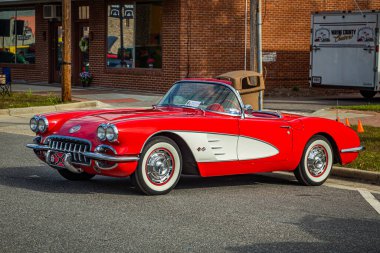 Jesup, GA - 17 Mart 2018: Jesup 2018 St. Patrick Günü Araba Fuarı 'nda 1960 Chevrolet Corvette' in yakın görüntüsü.