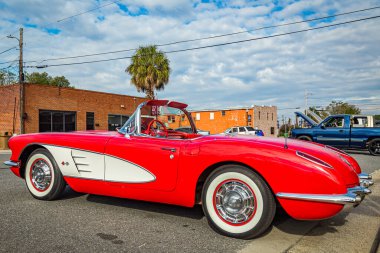 Jesup, GA - 17 Mart 2018: Jesup 2018 St. Patrick Günü Araba Fuarı 'nda 1960 Chevrolet Corvette' in yakın görüntüsü.