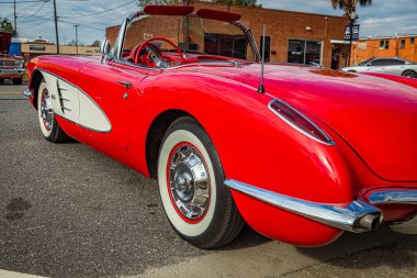 Jesup, GA - 17 Mart 2018: Jesup 2018 St. Patrick Günü Araba Fuarı 'nda 1960 Chevrolet Corvette' in yakın görüntüsü.