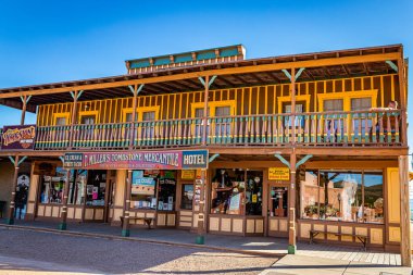 Tombstone, Arizona, ABD - 2 Mart 2019: Allen Caddesi 'ndeki ünlü Eski Batı Kasabası Tarihi Bölgesi' nde T. Miller 'ın Tombstone Ticaret Evi' nin Sabah Manzarası