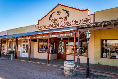 Tombstone, Arizona, ABD - 2 Mart 2019: Allen Caddesi 'ndeki ünlü Eski Batı Kasabası Tarihi Bölgesi' nde Lilly 'nin Tombstone Anıları' nın sabah görüntüsü