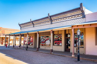 Tombstone, Arizona, ABD - 2 Mart 2019: Ünlü Eski Batı Kasabası Tarihi Bölgesi Allen Caddesi 'ndeki Wyatt Earp' ün Oriental Salonu ve Ticaret Dükkanı
