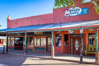 Tombstone, Arizona, ABD - 2 Mart 2019: Eski Batı Kasabası Tarihi Bölgesi 'ndeki Allen Caddesi' nin Sabah Manzarası