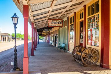 Tombstone, Arizona, ABD - 2 Mart 2019: Eski Batı Kasabası Tarihi Bölgesi 'ndeki Allen Caddesi' nin Sabah Manzarası