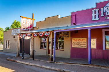 Tombstone, Arizona, ABD - 2 Mart 2019: Eski Batı Kasabası Tarihi Bölgesi 'ndeki Allen Caddesi' nin Sabah Manzarası