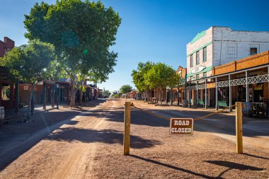 Tombstone, Arizona, ABD - 2 Mart 2019: Eski Batı Kasabası Tarihi Bölgesi 'ndeki Allen Caddesi' nin Sabah Manzarası