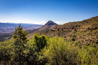 Coronado Trail Scenic Byway, Springerville ve Clifton, Arizona 'yı Apache-Sitgreaves Ulusal Ormanı' na bağlıyor..
