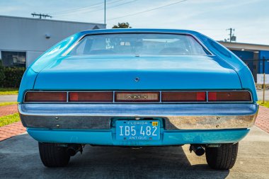 Daytona Plajı, FL / USA - 25 Mart 2018: Blue 1970 American Motos AMX kaslı otomobili 2018 Daytona Türkiye Koşusu.