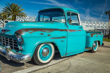 Daytona Plajı, FL / USA - 25 Mart 2018 Chevrolet Görev Gücü 3100 kamyonet 2018 Daytona Türkiye Koşu Platformu.