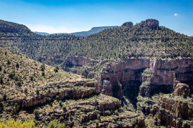 Becker Butte Gözcüsü 'nden Salt River Kanyonu' nun Whiteriver, Arizona yakınlarındaki 60 numaralı ABD Karayolu boyunca manzarası.