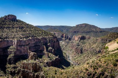 Becker Butte Gözcüsü 'nden Salt River Kanyonu' nun Whiteriver, Arizona yakınlarındaki 60 numaralı ABD Karayolu boyunca manzarası.