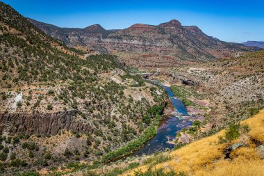 Salt River Canyon Wilderness, Amerika Birleşik Devletleri 60. Otoyol tarafından ikiye bölünmüş Globe ve Show Low, Arizona arasında popüler bir yürüyüş ve kataloğu..