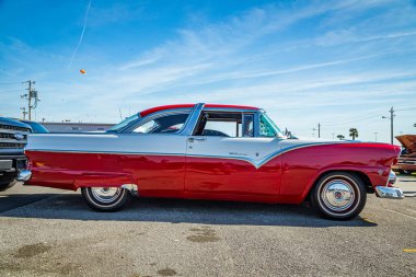 Daytona Plajı, FL / USA - 25 Mart 2018 Ford Fairlane Crown Victoria Coupe 2018 Daytona Run.