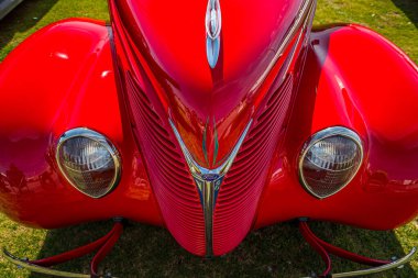 Daytona Plajı, FL / USA - 25 Mart 2018: 1938 Ford DeLuxe üstü açılır arabası 2018 Daytona Türkiye Koşusu.