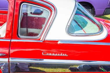 Savannah, GA / USA - 21 Nisan, 1955 Studebaker Kumandanı Savannah, Georgia 'da bir araba fuarında.