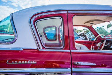 Savannah, GA / USA - 21 Nisan, 1955 Studebaker Kumandanı Savannah, Georgia 'da bir araba fuarında.