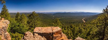Kuzey Arizona 'daki Colorado Platosu' nun güney sınırını oluşturan Mogollon Rim 'den bir manzara..