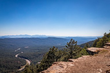 Kuzey Arizona 'daki Colorado Platosu' nun güney sınırını oluşturan Mogollon Rim 'den bir manzara..