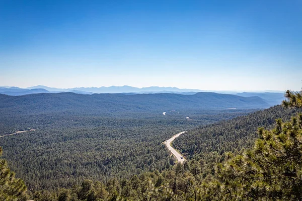 Kuzey Arizona 'daki Colorado Platosu' nun güney sınırını oluşturan Mogollon Rim 'den bir manzara..