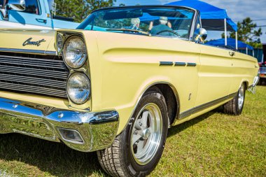 Savannah, GA / USA - 21 Nisan 2018: 1965 Mercury Comet Caliente Savannah, Georgia 'da bir araba fuarında üstü açılır..
