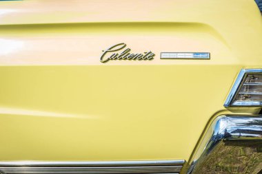 Savannah, GA / USA - 21 Nisan 2018: 1965 Mercury Comet Caliente Savannah, Georgia 'da bir araba fuarında üstü açılır..