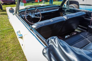 Savannah, GA / USA - 21 Nisan 2018: 1965 Mercury Comet Caliente Savannah, Georgia 'da bir araba fuarında üstü açılır..
