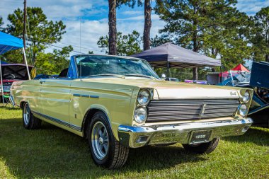 Savannah, GA / USA - 21 Nisan 2018: 1965 Mercury Comet Caliente Savannah, Georgia 'da bir araba fuarında üstü açılır..