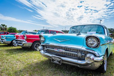 Savannah, GA / USA - 21 Nisan 1957 Chevrolet 210 2 kapılı Sedan Savannah, Georgia 'da bir araba fuarında.