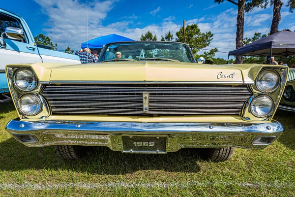 Savannah, GA / USA - 21 Nisan 2018: 1965 Mercury Comet Caliente Savannah, Georgia 'da bir araba fuarında üstü açılır..