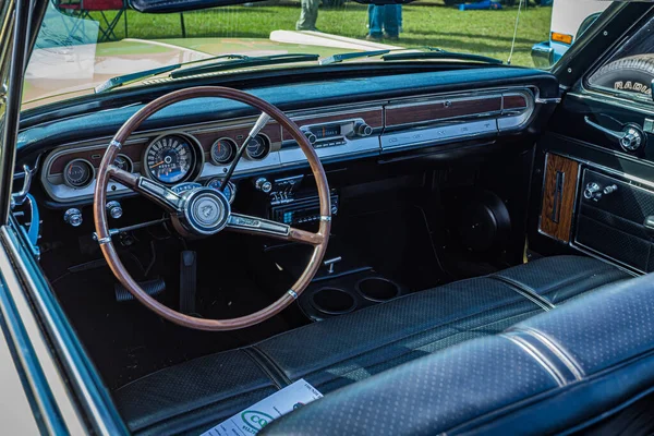 Savannah, GA / USA - 21 Nisan 2018: 1965 Mercury Comet Caliente Savannah, Georgia 'da bir araba fuarında üstü açılır..