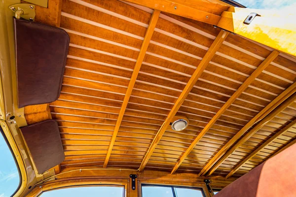 Savannah, GA / USA - 21 Nisan 2018: 1937 Ford Woody İstasyonu Wagon Savannah, Georgia 'da bir araba fuarında.