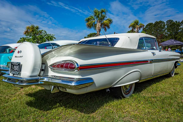 Savannah, GA / USA - 21 Nisan 1959 Chevrolet Impala Gürcistan Savannah 'daki bir araba fuarında.
