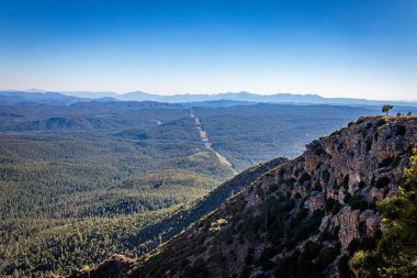 Kuzey Arizona 'daki Colorado Platosu' nun güney sınırını oluşturan Mogollon Rim 'den bir manzara..