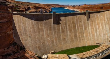 Page, Arizona, ABD - 12 Haziran 2020 Glen Canyon Barajı ve Arizona 'daki Powell Gölü' nün güney ucu