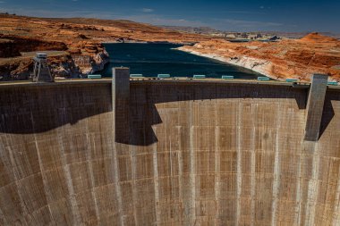 Page, Arizona, ABD - 12 Haziran 2020 Glen Canyon Barajı ve Arizona 'daki Powell Gölü' nün güney ucu