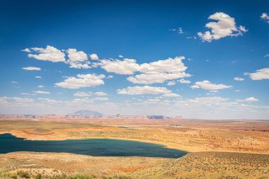 Wahweap Overlook, Page, Arizona yakınlarındaki Powell Gölü 'nü ve Utah' ın güneyini görmektedir..