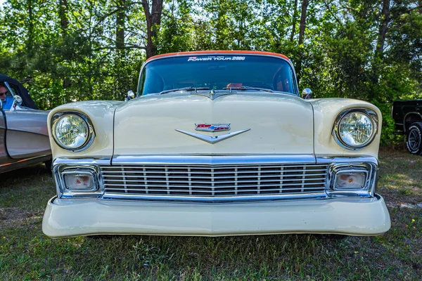 Savannah, GA / USA - 21 Nisan 1956 Chevrolet BelAir, Georgia 'daki bir araba fuarında..