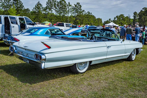Savannah, GA / USA - 21 Nisan 2018: 1961 Cadillac Serisi 62 Savannah, Georgia 'da bir araba fuarında.