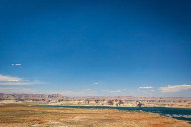 Wahweap Overlook, Page, Arizona yakınlarındaki Powell Gölü 'nü ve Utah' ın güneyini görmektedir..
